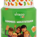 ملتي فيتامين للاطفال إن علكة ملتي فيتامين للاطفال فيتاجو كيدز Vitago Kids Gummies Multivitamin هي الحل السحري الذي تبحث عنه كل أم؛ حيث أنها عبارة عن قطعة حلوى طبيعية ذات مذاق جيد ومُحبب للطفل، تضمن له الحصول على كامل الحصة اليومية التي يحتاج إليها من الفيتامينات الأساسية وأهم المعادن، مما يعمل على تحسين الوظائف الحيوية لمختلف أجهزة الجسم ويدعم النمو الصحي والسليم. تمثل تلك العلكات أحد أنواع مكملات غذائية للاطفال من مجموعة Vitago Kids، وهي منتج تركي حلال فائق الجودة مطابق لمعايير إنتاج المنتجات الصحية والغذائية في تركيا. تُضاف إلى مزايا مُكمل ملتي فيتامين للاطفال من فيتاجو كيدز أنه يأتي في صورة علكة قابلة للمضغ، يساهل ذلك تناوله بالنسبة للأطفال ابتداءً من عمر 4 سنوات، كما أنه يتميز كذلك بالمذاق الجيد المُقارب لنكهات الحلوى المُحببة للأطفال. يمكن إدراج علكة فيتاجو كيدز ضمن فئة مكملات غذائية للاطفال متعددة الفوائد والاستخدامات، وذلك نظراً لما ينتج عن استخدامها المنتظم من فوائد وآثار إيجابية عديدة، يشمل ذلك في المقام الأول دعم جهاز المناعة وتعزيز كفاءته وزيادة قدرته على القيام بدوره الوقائي، هذا إلى جانب دعم صحة العضلات والعظام وتعزيز قدرة الأعضاء الداخلية على القيام بوظائفها الحيوية، بالإضافة إلى أن علكات ملتي فيتامين للاطفال مصدر للطاقة وتمنح شعوراً بالحيوية والنشاط يدوم طويلاً. تقدم فيتاجو كيدز مكمل غذائي فيتامينات متعددة مثالي للأطفال، ليس فقط لأن كل قطعة من المنتج تجمع بين مختلف العناصر الأساسية التي يحتاجها الطفل للنمو الصحي، إنما لأن تركيبة العلكة نفسها آمنة وصحية ومن مكونات طبيعية بالكامل، وتخلو بنسبة 100% من أي إضافات مثل المُحليات المركبة أو الملونات الاصطناعية أو أي مواد حافظة، فضلاً عن أن مُكمل ملتي فيتامين للاطفال مُنكهة بواسطة مكونات طبيعية آمنة على الصحة ولا تستخدم به أي من مُكسبات الطعم. علكة ملتي فيتامين للاطفال فيتاجو كيدز Vitago Kids فوائد علكة ملتي فيتامين للاطفال فيتاجو VITAGO تحتوي كل قطعة من مُكمل ملتي فيتامين للاطفال Vitago Kids القابل للمضغ على العديد من الفيتامينات والمعادن الضرورية، كان ذلك سبباً في جعل فوائده وآثاره الصحية بالغة التعدد والتنوع وفيما يلي أهمها: تحسين عملية التمثيل الغذائي وتعزيز مستويات الطاقة بالجسم لاحتوائه على فيتامين C. يعمل على تحسين أداء جهاز المناعة والحدّ من التعرض للعديد من المشاكل الصحية، وذلك نتيجة اتحاد فيتامين ج وفيتامين د مع مجموعة فيتامينات ب6 وب12. تساهم مجموعة الفيتامينات المشار إليها -مضافاً إليها فيتامين 3- على منح إحساس أفضل بالنشاط والحيوية وتقليل الشعور بالإرهاق والتعب. يحتوي على فيتامين د الذي يلعب دوراً محورياً في دعم الوظائف الطبيعية للعضلات وتقوية العظام والأسنان. يعمل فيتامين أ على تعزيز حدة الرؤية الطبيعية بجانب دوره المؤثر في استقلاب عنصر الحديد. مكونات ملتي فيتامين للاطفال Vitago Kids يتم تصنيف علكات Vitago Kids Gummies Multivitamin ضمن خيارات أفضل مكملات غذائية للاطفال، وذلك لا يرجع فقط إلى ارتفاع مستوى تركيز الفيتامينات والمعادن المتوفرة بها فحسب، إنما مكمل ملتي فيتامين للاطفال من فيتاجو آمن صحياً يستمد أثره الصحي وتتحقق فوائده العديدة من مكونات طبيعية تشمل الآتي: “شراب الجلوكوز، سكر الشمندر، جيلاتين (لحم بقري)، عصير تفاح مركز، حامض الستريك، زيت النخيل، حمض إل-أسكوربيك. نكهة البرتقال الطبيعي، نكهة الفراولة الطبيعية، عصير الفواكه والخضروات (الجزر، البرتقال، التفاح، الكشمش، التفاح، الفجل). مستخلص إكليل الجبل، شمع كرنوبا، شمع العسل، مستخلص الليمون الأصفر والأبيض، مستخلص الميرمية، مستخلص البابريكا” تركيزات العناصر في علكات المكمل الغذائي تحققت شهرة علكة ملتي فيتامين للاطفال فيتاجو كيدز Vitago Kids في الأساس بفضل تنوع العناصر الغذائية المتوفرة بها، فضلاً عن ارتفاع مستويات تركيزها، مما يضمن للأطفال الحصول على كامل احتياجاتهم اليومية من الفيتامينات والمعادن الأساسية. تحتوي القطعة الواحدة من علكة ملتي فيتامين للاطفال على الآتي: العنصر الغذائي مستوى التركيز القطعة الواحدة نسبة DV فيتامين A 90 ميكروغرام 11,25% فيتامين B3 2 ميليغرام 12,5% فيتامين B6 0,35 ميليغرام 25% فيتامين B12 0,000625 ميليغرام 25% فيتامين C 15 ميليغرام 18,75% فيتامين D3 0,625 ميكروغرام 12,5% فيتامين E 1,5 ميليغرام 12,5% ملتي فيتامين للاطفال نصائح استعمال مكمل ملتي فيتامين إن الضمان الحقيقي لتحقيق أقصى استفادة صحية من ملتي فيتامين للاطفال Vitago يكون باتباع تعليمات الاستخدام الموصى بها، والتي يمكن إيجازها في مجموعة النقاط التالية: علكة ملتي فيتامين للاطفال مخصصة للأطفال من عمر 4 : 10 سنوات. يوصى بتناول 4 قطع من العلكة القابلة للمضع بشكل يومي. يحظر تناول الكمية الموصى بها يومياً لأي سبب من الأسباب. يتم تناول أي مكملات غذائية للاطفال تحت إشراف البالغين. الإفراط في تناول المُكمل الغذائي قد يكون له تأثير مُليّن. يجب التنويه إلى أن تناول مكمل غذائي فيتامينات ومعادن متعددة يعزز الصحة العامة للطفل، إلا أنه لا يعتبر بديلاً عن اتباع نظام غذائي صحي ومتوازن. يوصى كذلك بعدم تناول المنتج -أي المكمل الغذائي فيتاجو للأطفال- إذا كان لدى الطفل حساسية من أي من مكوناته. شروط تخزين المنتج يجب اتباع شروط وضوابط تخزين مكمل غذائي Vitago Kids Gummies Multivitamin للحفاظ على خصائصه، والتي تتمثل فيما يلي: حفظ علكة ملتي فيتامين للاطفال في درجة حرارة أقل من 25 درجة مئوية. الاحتفاظ بالعلكة في عبوتها الأصلية وفي مكان جاف وبارد. يُخزن المكمل الغذائي بعيداً عن أشعة الشمس المباشرة.